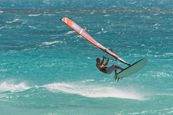 Windsurfing w fale — Zdjęcie stockowe
