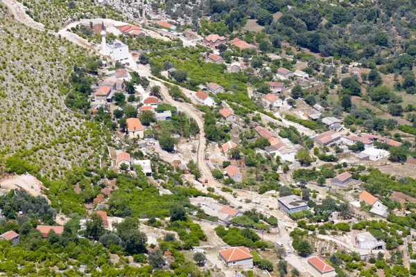 Küçük Balkan köyleri - Karadağ üzerinde havadan görünümü — Stok fotoğraf