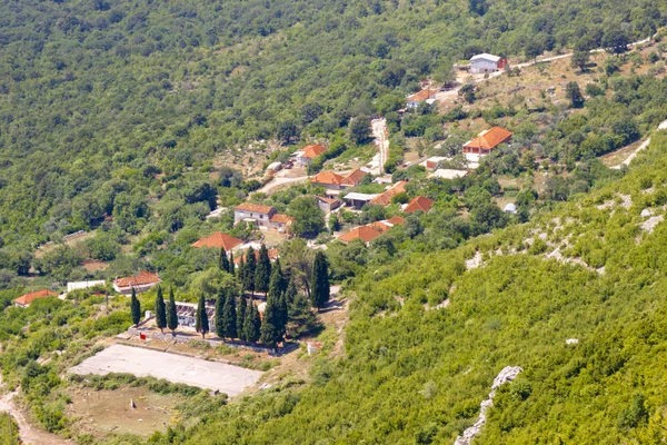 Widok z lotu ptaka na małej wiosce w Czarnogórze — Zdjęcie stockowe