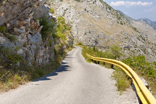 Rota da montanha para o lago Skadarsko. Montenegro — Fotografia de Stock