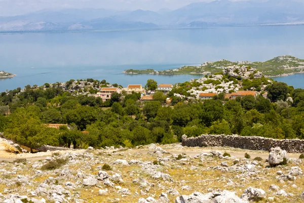 Viellage på kusten av skadarsko lake - montenegro — Stockfoto