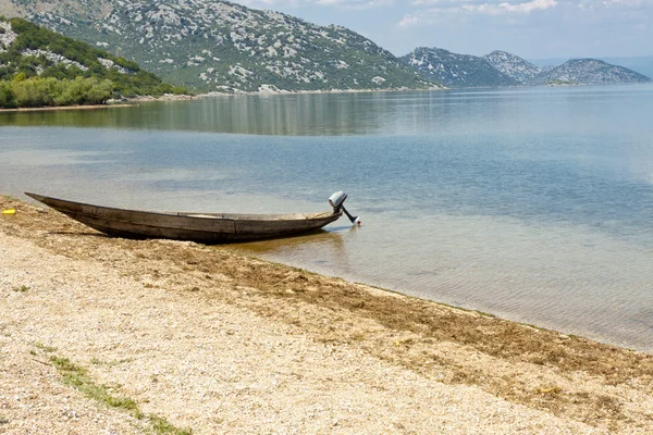 Praia ao lado do lago Skadarsko - Montenegro — Fotografia de Stock