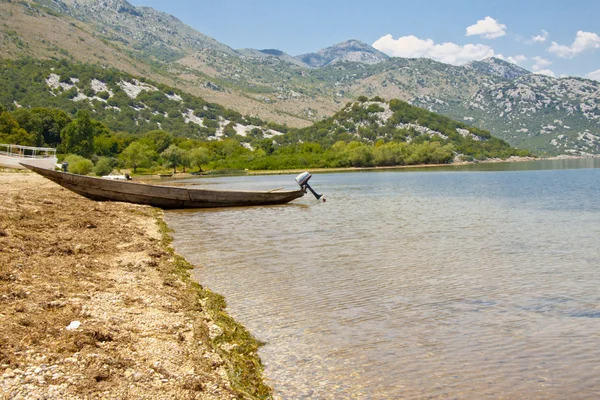 Barco de madeira - Lago Skadarsko — Fotografia de Stock