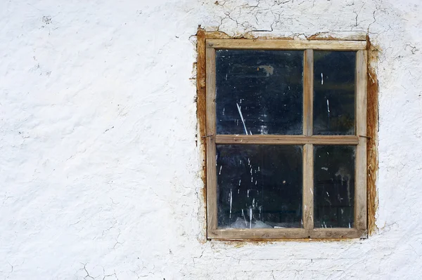 Okno w białej ścianie — Zdjęcie stockowe