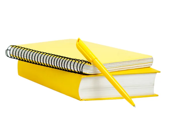 Livro amarelo, caderno e caneta — Fotografia de Stock