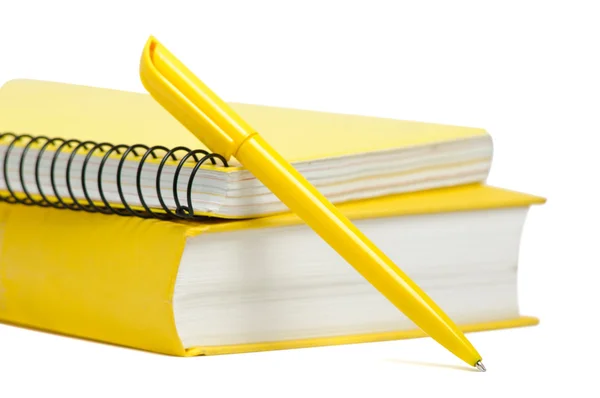 黄色的书、 本抄写本和笔的特写镜头 — 图库照片