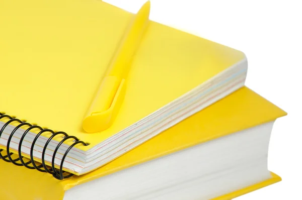 Primer plano de libro amarillo, copybook y pluma —  Fotos de Stock