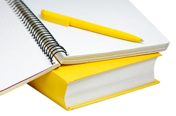 Primer plano de libro amarillo, copybook y pluma —  Fotos de Stock