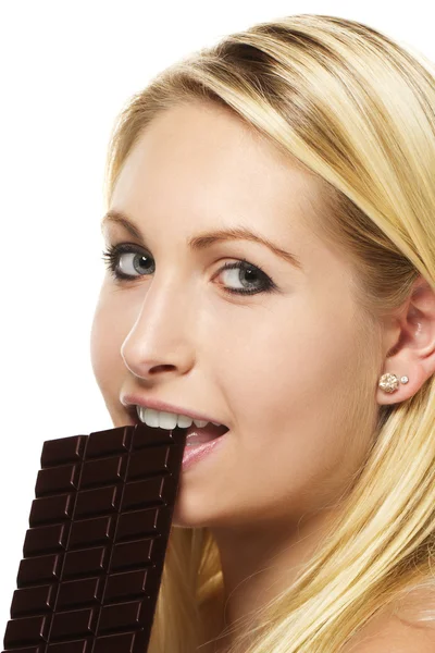 Mulher loira bonita comendo chocolate — Fotografia de Stock