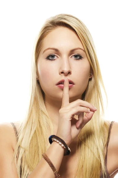 Piękna blond kobieta trzymając palec na ustach — Zdjęcie stockowe
