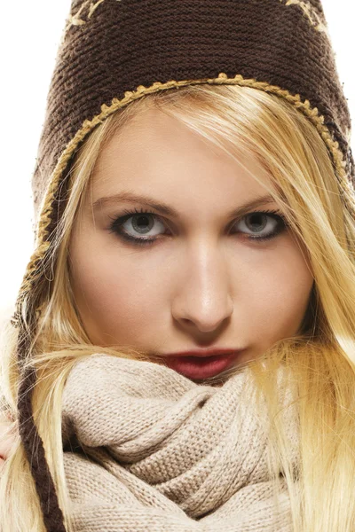 Mooie blonde vrouw in winter jurk — Stockfoto