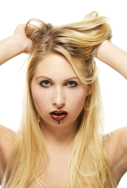 Mooie blonde vrouw met chocolade overdekte lippen — Stockfoto