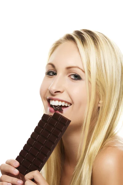 Belle femme blonde, manger une barre de chocolat — Photo