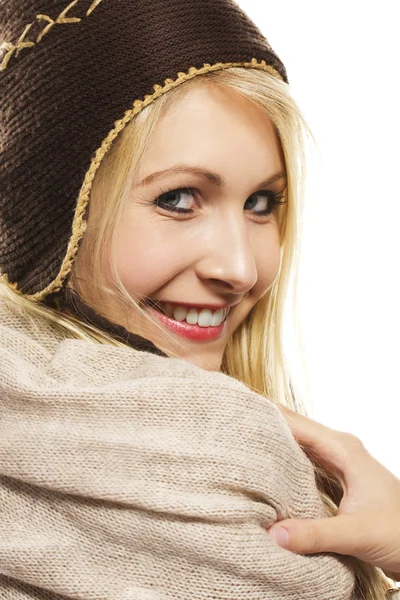 Vackra glada blonda kvinnan bär vintern klänning — Stockfoto