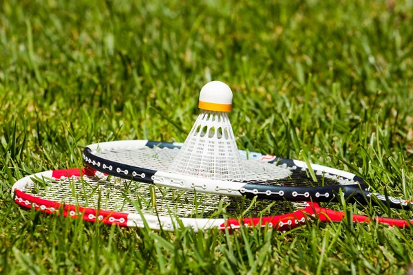 Badmintonowych i wolant na trawie — Zdjęcie stockowe