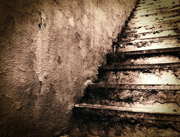 Grunge merdiven, yeraltı grunge arka plan — Stok fotoğraf