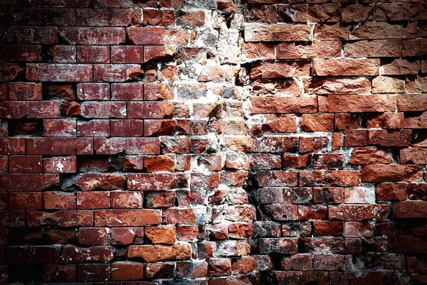 Уничтоженная кирпичная стена — стоковое фото