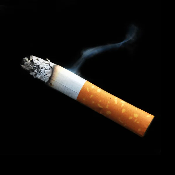 Brännande cigarett med rök — Stockfoto