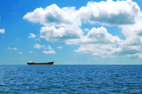 Корабль в море — стоковое фото
