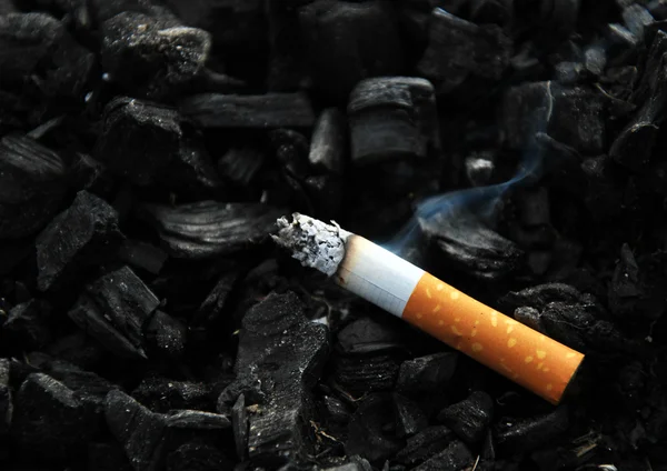 Brinnande cigarett — Stockfoto