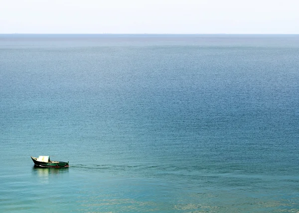 Маленькая рыбацкая лодка на море — стоковое фото