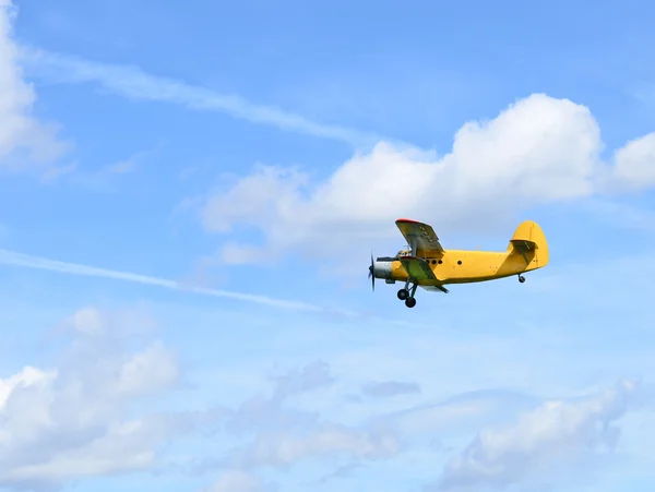 Biplano amarelo voador — Fotografia de Stock