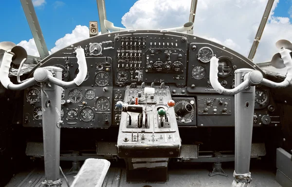 Cockpit des alten Flugzeugs — Stockfoto