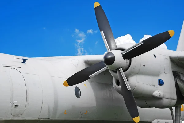 Wojskowy samolot turbośmigłowy — Zdjęcie stockowe