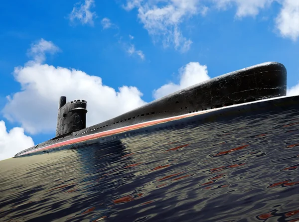 Подводная лодка в море против голубого облачного неба — стоковое фото