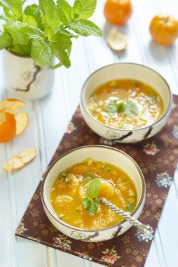 Antep fıstığı ve nane ile mandalina çorbası