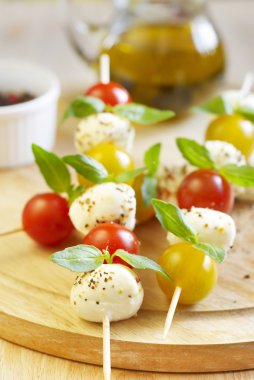 Caprese salatası tahta sopa üzerinde