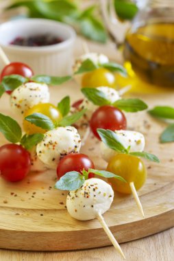 Caprese salatası tahta sopa üzerinde