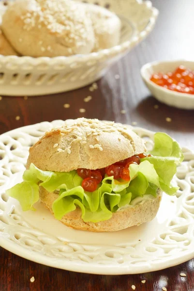 Brood met roomkaas, salade en rode kaviaar — Stockfoto