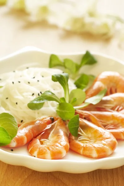 Rice noodles with shrimps — Stock Photo, Image