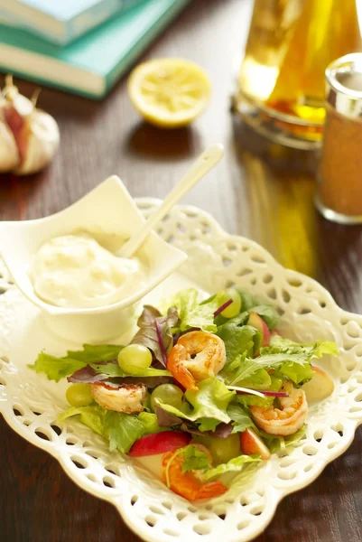 Salad with shrimps, peach and grapes — Stock Photo, Image