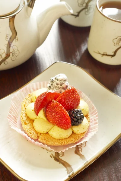 Торт со свежими ягодами и чаем — стоковое фото