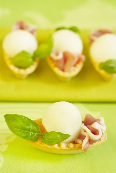 Tartlets with melon, ham and basil — Stock Photo, Image