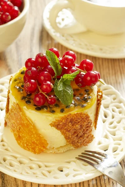 Cake with red currants, passion fruit and sesame kozinaki — Stock Photo, Image