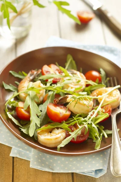 Salada com tomate e camarões — Fotografia de Stock