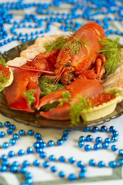 与红鱼子酱和草药水煮的龙虾 — 图库照片
