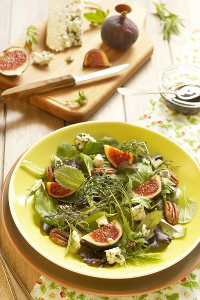 Salad with figs and blue cheese — Stock Photo, Image