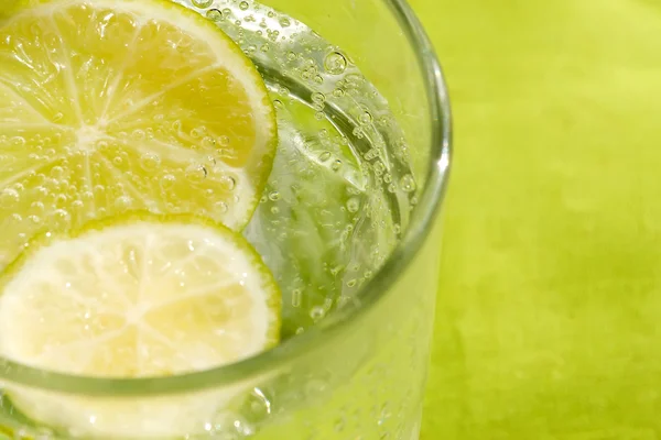 炭酸水とレモンのガラス — ストック写真