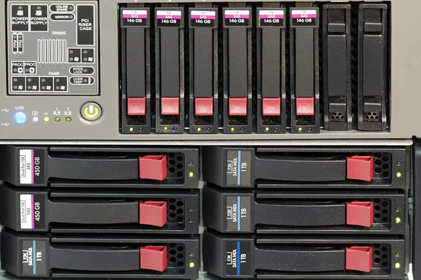 Servrar stack med hård drivar i ett datacenter — Stockfoto