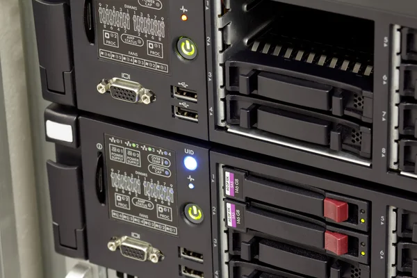 Los servidores se apilan con discos duros en un centro de datos — Foto de Stock