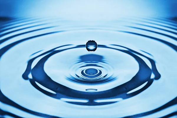 La gota redonda transparente del agua, cae hacia abajo ... — Foto de Stock