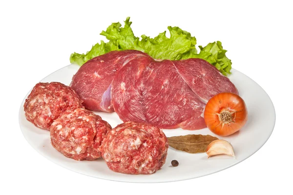 Carne crua fresca no prato — Fotografia de Stock