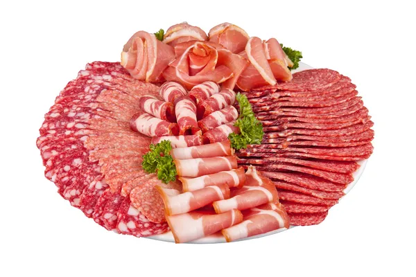 萨拉米香肠火腿肉和板上的更多 — 图库照片
