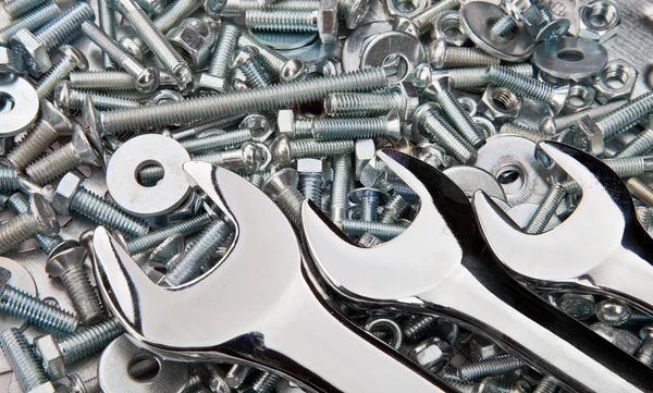 Chromschlüssel, Schrauben und Muttern nützlich als Hintergrund — Stockfoto
