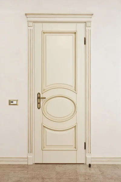 Белая классическая дверь в пустой светлой комнате — стоковое фото