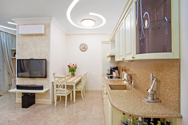 Moderne keuken in luxe herenhuis — Stockfoto